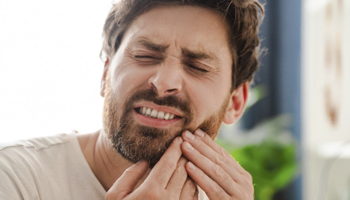 persona notando movilidad de un diente durante una revisión dental